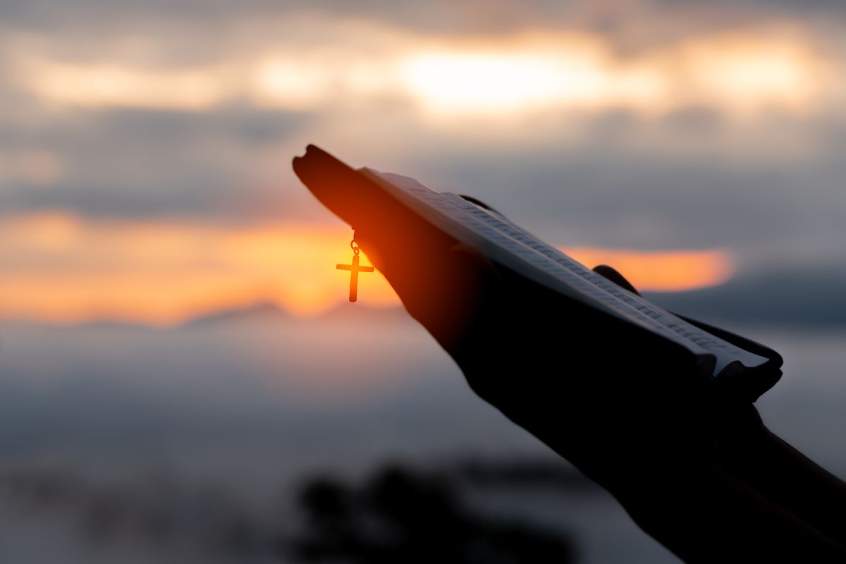 Bíblia com terço, evangélicos ou católicos