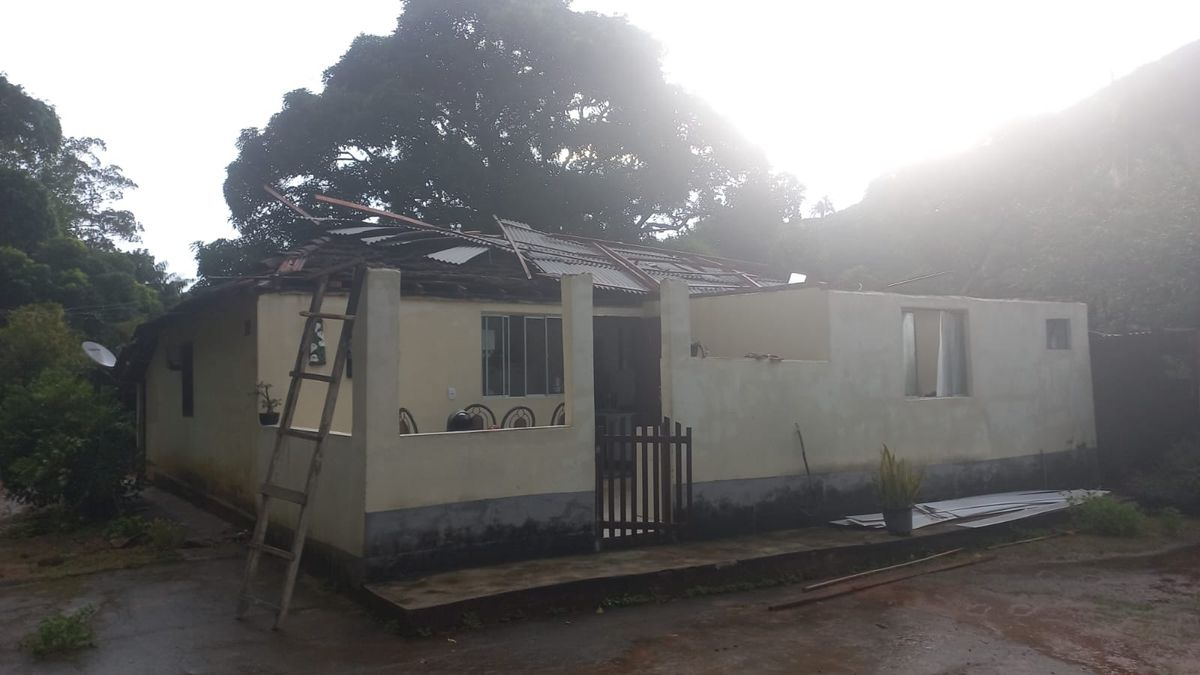 Casa ficou destelhada na zona rural de Mimoso do Sul 