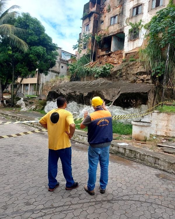 Parte de prédio desaba e imóvel é interditado em Vila Velha por Renato Solidário