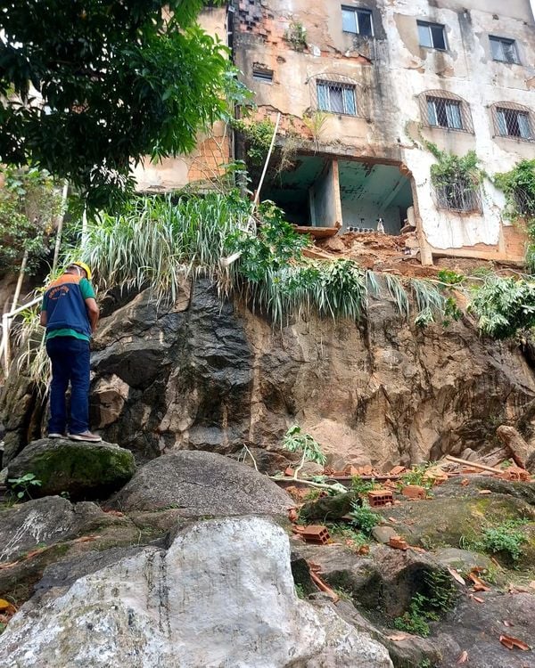 Parte de prédio desaba e imóvel é interditado em Vila Velha por Renato Solidário