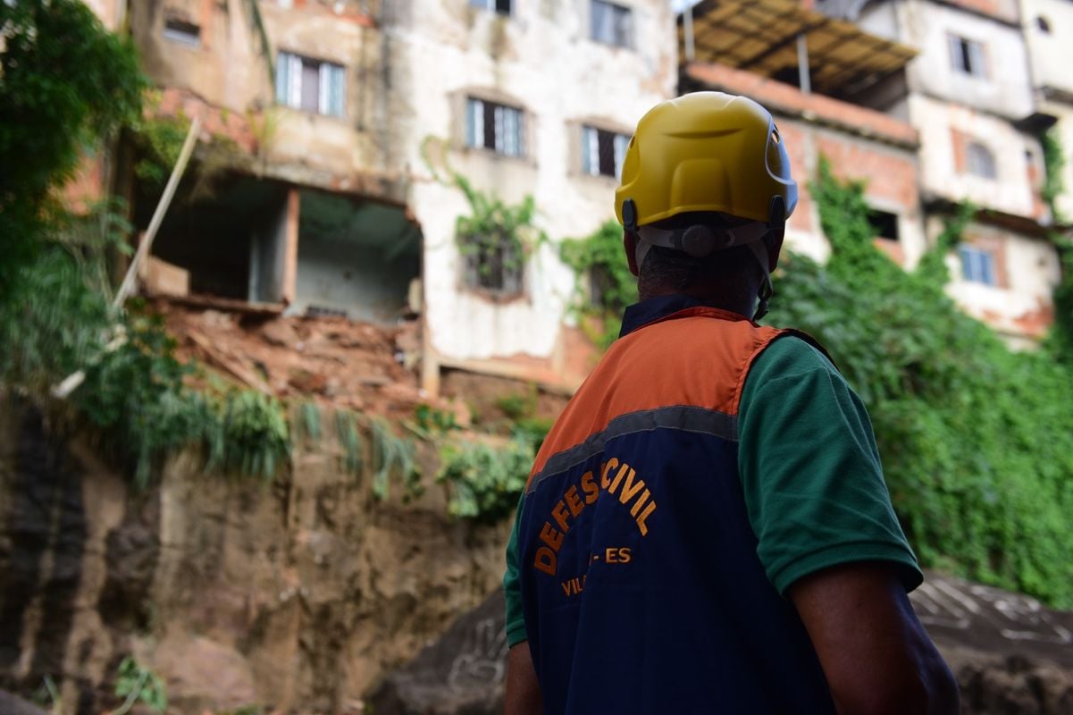 Parte de predio desaba e imóvel é interditado em Vila Velha por Vitor Jubini