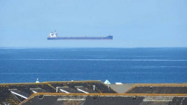 Vídeo em que navio parece flutuar no céu da cidade de Cornualha, na Inglaterra, viralizou nas redes sociais em 2022
