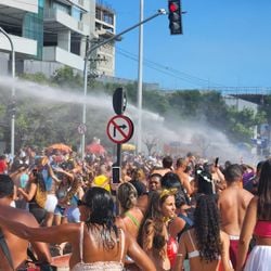 Bloco Kustelão agitou Jardim Camburi neste sábado (17)