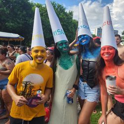 Um grupo de amigos decidiu se fantasiar de esmalte no bloco Kustelão, em Jardim Camburi