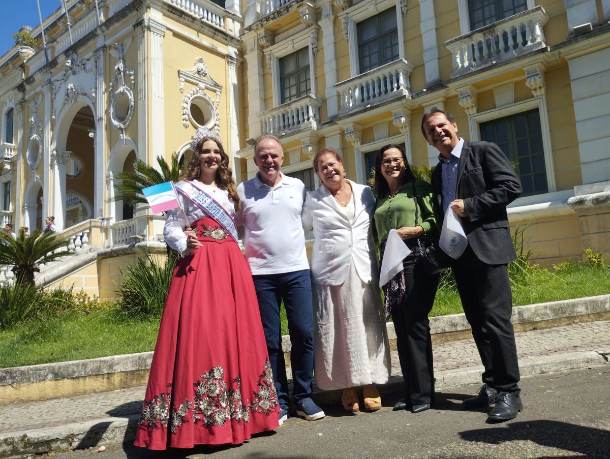 A miss ES Renato Casagrande, Virginia Casagrande, Ivana Médice e o prefeito de Santa Teresa Kleber Médici