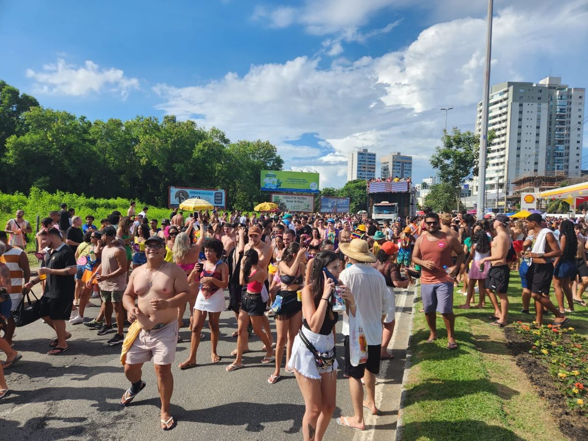 Bloco Kustelão agitou Jardim Camburi neste sábado (17) por Carlos Alberto