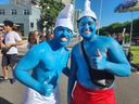 Dois amigos foram fantasiados de 'smurfs' no bloco Kustelão