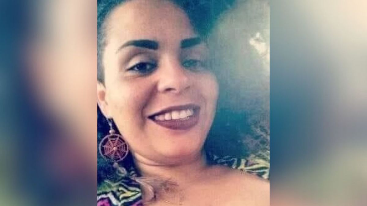 A motociclista Mônica Pinheiro Lacerda dos Santos, de 33 anos, morreu após a moto que ela pilotava bateu de frente com um ônibus.