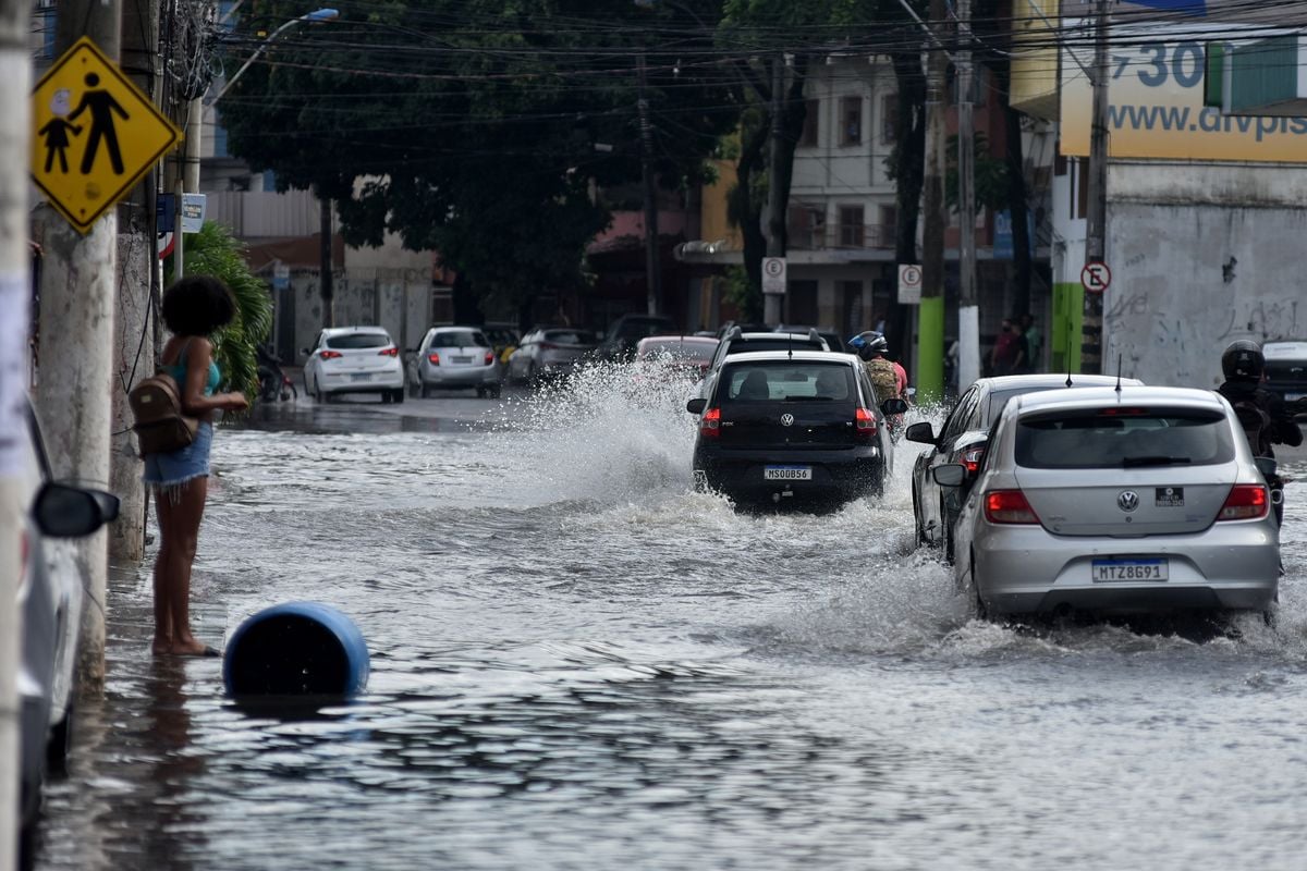  Alagamento na Avenida Francelina Setúbal, em Itapoã 