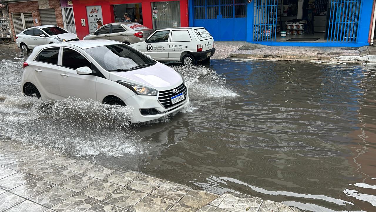 Os municípios Serra, Vila Velha, Cariacica e Viana foram os mais impactados com a chuva forte, com direito a granizo, na tarde desta segunda-feira (19)