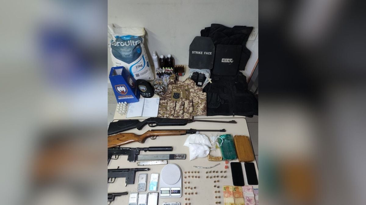 Drogas, armas e um caderno com anotações do tráfico foram apreendidos em Vitória