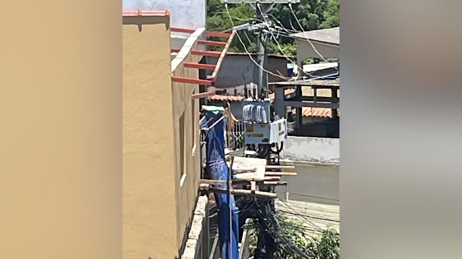 A descarga elétrica que matou a vítima foi gerada no contato do vergalhão que ele segurava com cabos da rede; caso ocorreu no bairro Porto de Santana