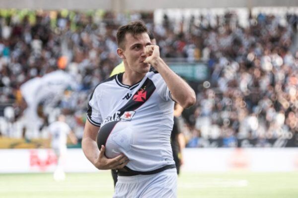 Piton marcou o gol da virada do Vasco no início do segundo tempo e dedicou para seu filho ou filha, que está a caminho