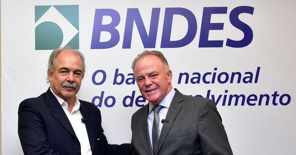 O governador Renato Casagrande se reuniu com o presidente do banco, Aloízio Mercadante, no Rio de Janeiro; recursos devem ser liberados a partir de março