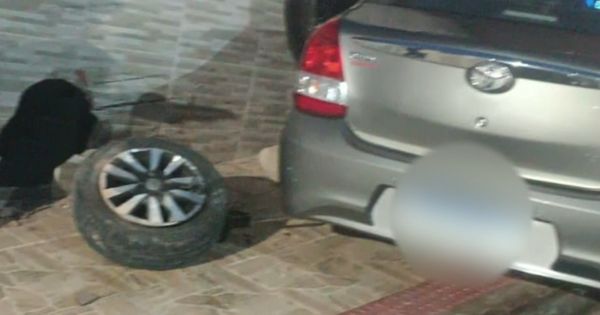 A vítima foi obrigada a entregar o carro, quando chamou os policiais, momento em que começou a perseguição. Um dos suspeitos foi preso