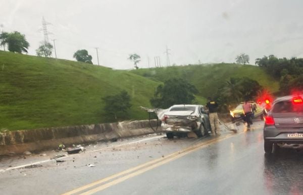 Duas pessoas morrem em acidente entre carro e caminhão na BR 101 em Anchieta 
