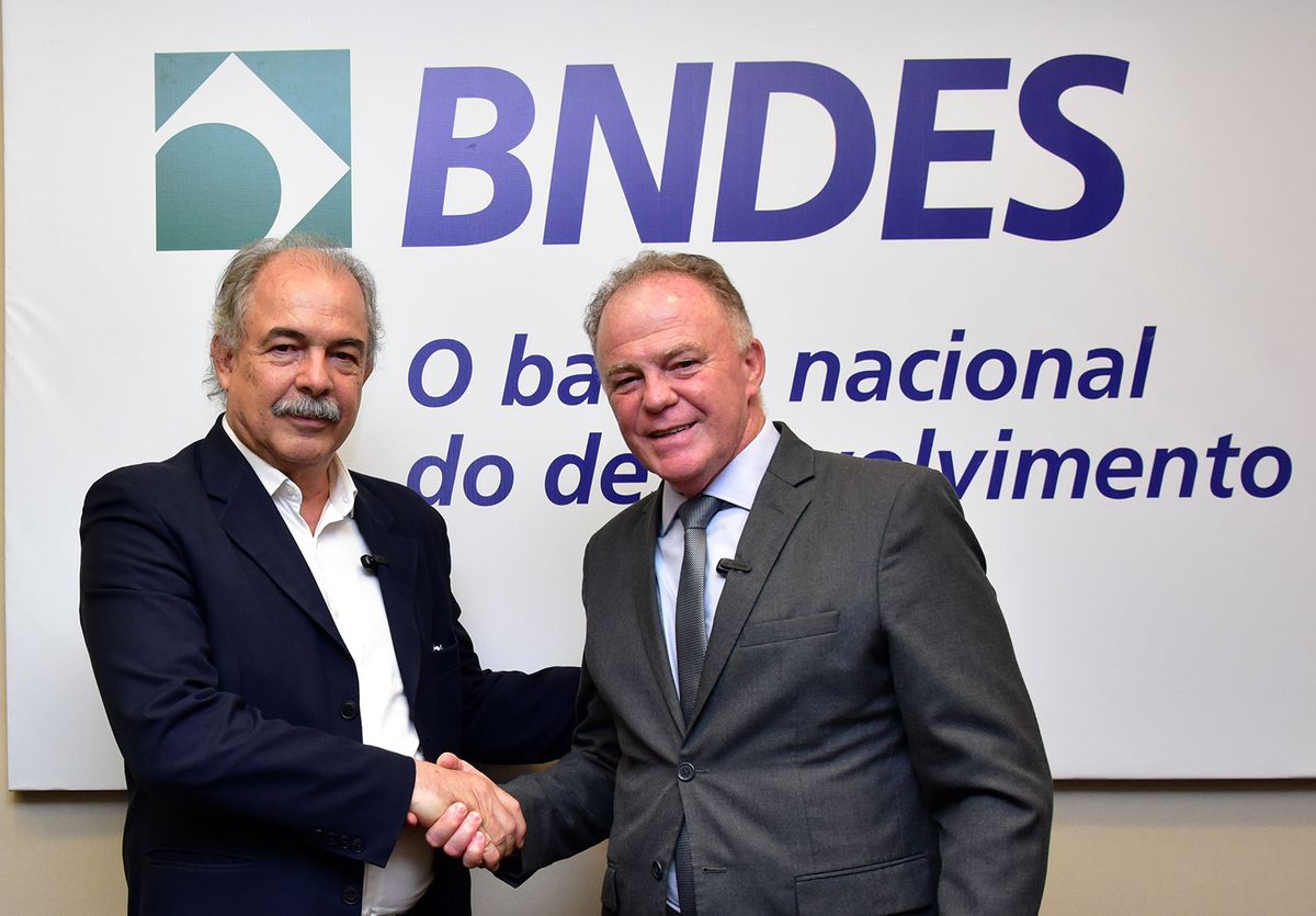 O governador Renato Casagrande se reuniu com o presidente do banco, Aloízio Mercadante, no Rio de Janeiro; recursos devem ser liberados a partir de março