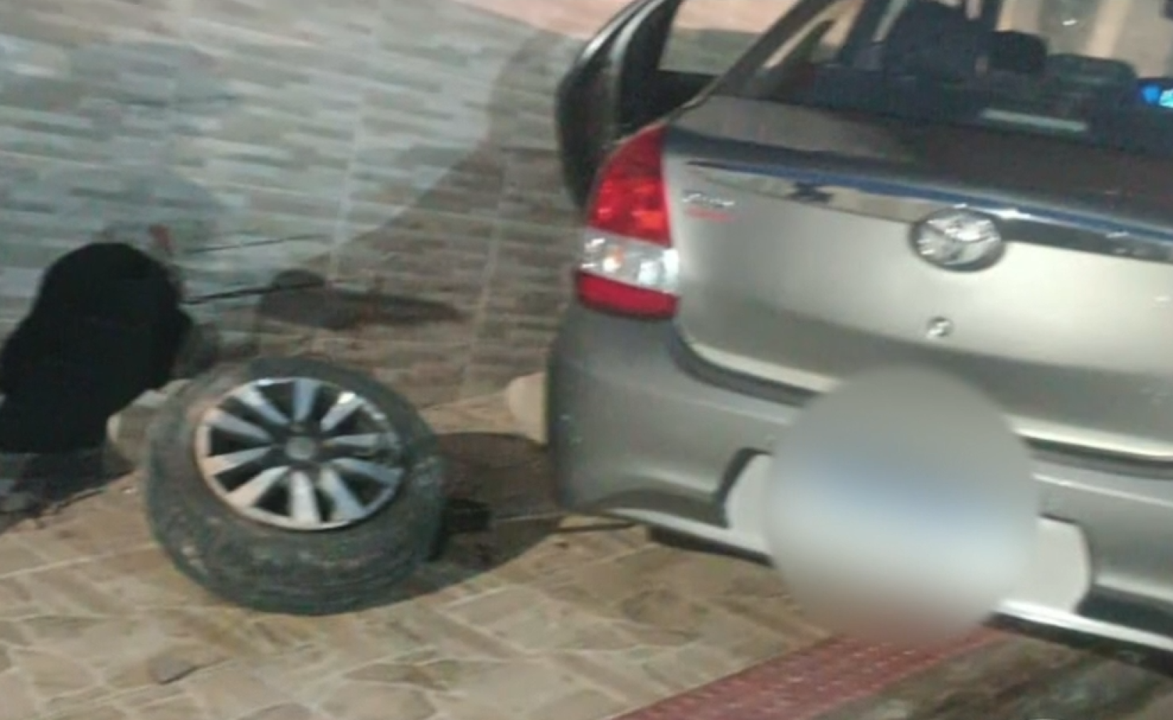 A vítima foi obrigada a entregar o carro, quando chamou os policiais, momento em que começou a perseguição. Um dos suspeitos foi preso