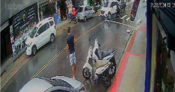 Câmeras de videomonitoramento registraram o acidente na tarde desta quarta-feira (21) no bairro Nossa Senhora de Fátima