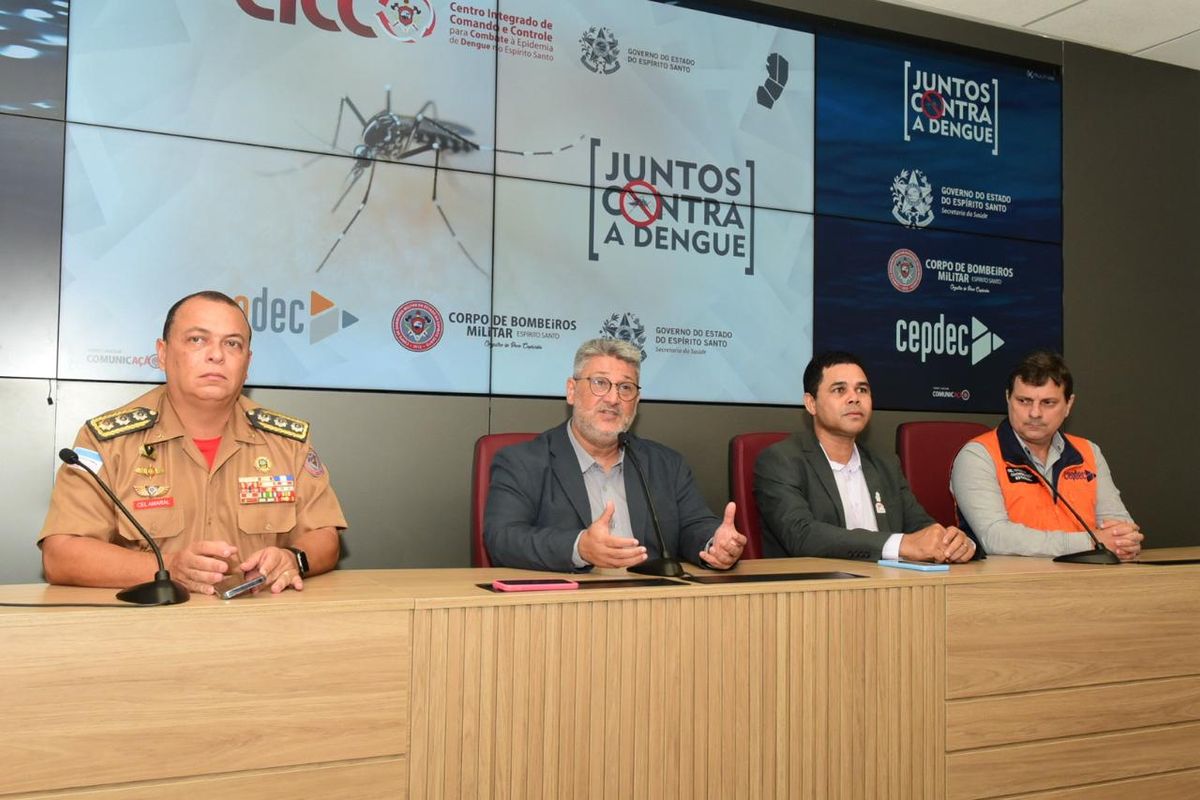 Autoridades durante coletiva de imprensa sobre a dengue no ES