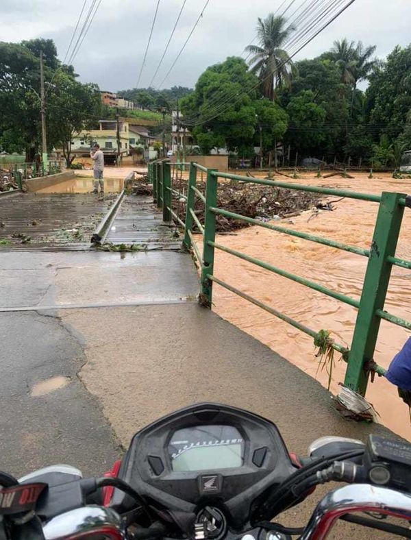 Chuva em Fundão: rio transbordou e até barreira caiu por Leitor | A Gazeta