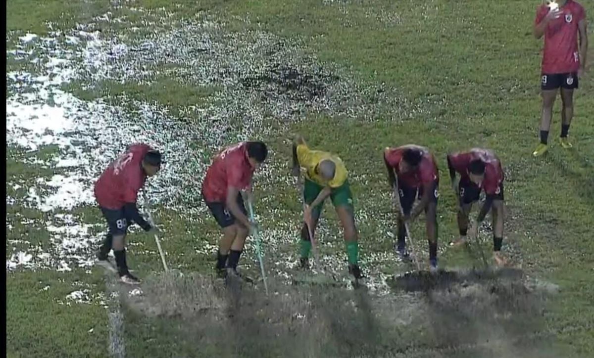 Personagem do futebol brasileiro, Deyvinho não jogou, mas passou o rodo no gramado do Rochão e ainda mandou uma rima com os gandulas