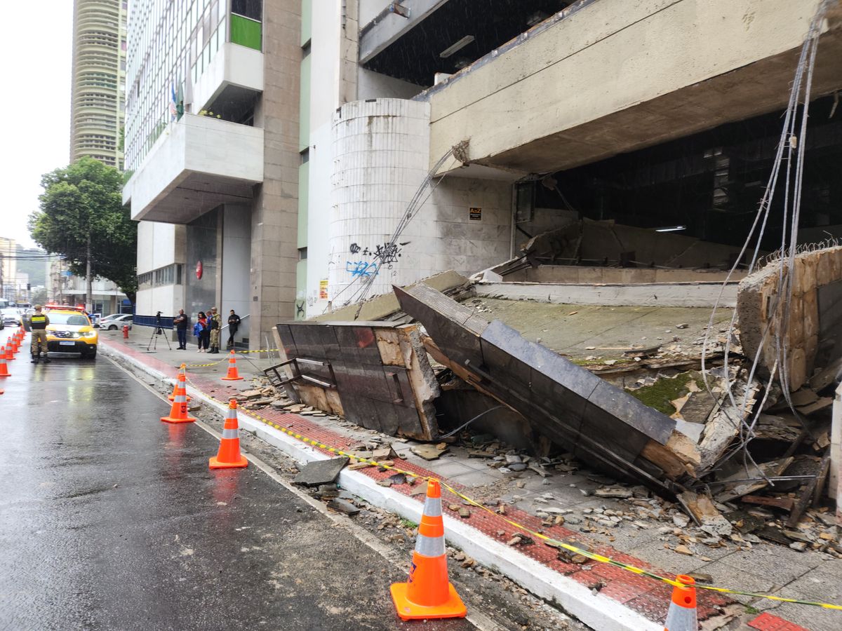 A estrutura do Edifício Jerônimo Monteiro, que estava abandonado na Capital e onde já funcionou a Caixa Econômica Federal, desabou na madrugada desta quarta-feira (21)