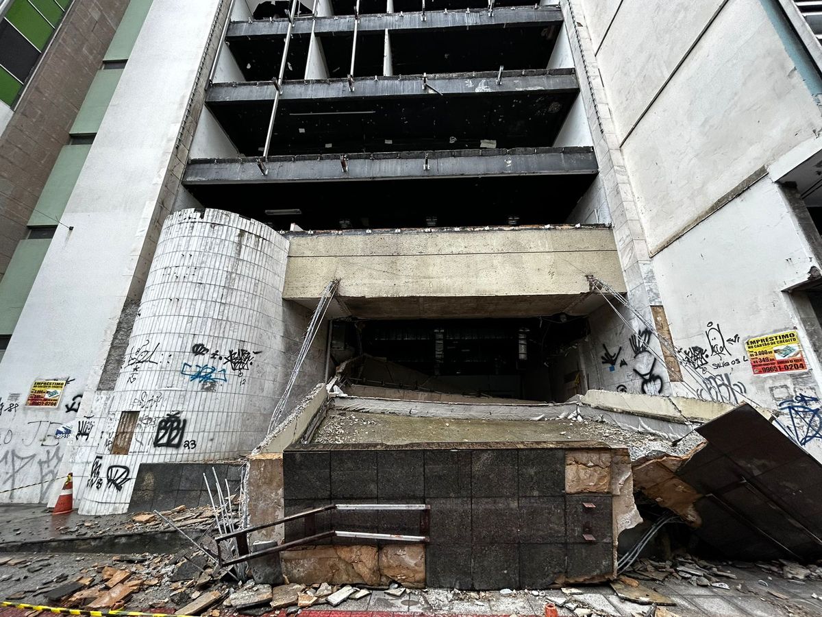 Marquise de antigo prédio da Caixa Econômica Federal no Centro de Vitória desabou