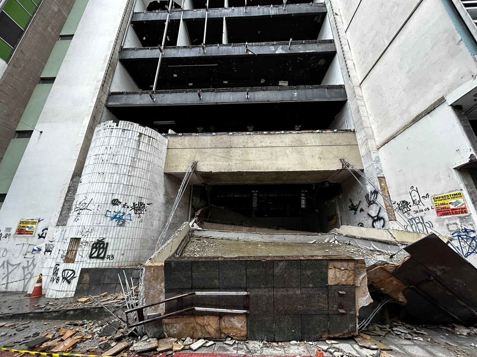 Parte de prédio, onde já funcionou a Caixa Econômica Federal, desabou na madrugada desta quarta-feira (21)