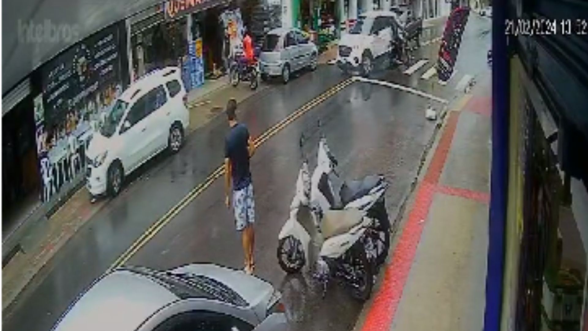Câmeras de videomonitoramento registraram o acidente na tarde desta quarta-feira (21) no bairro Nossa Senhora de Fátima