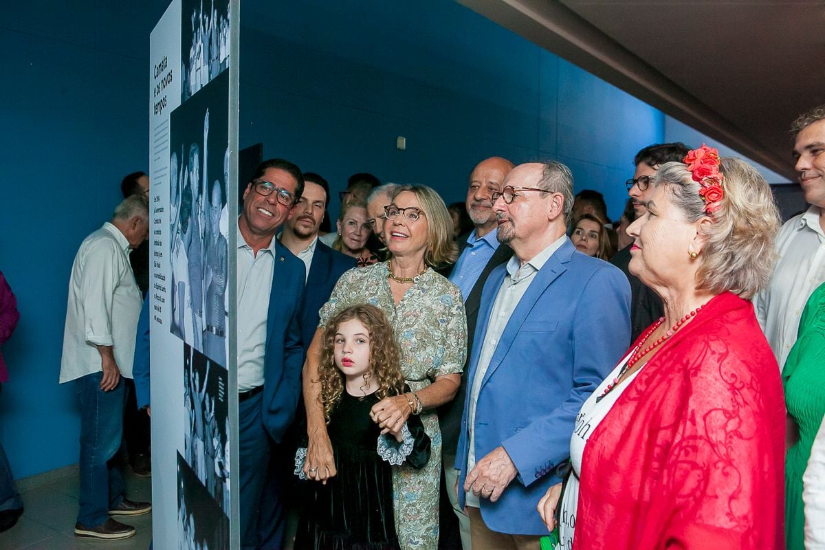 Família Camata, Marcelo Santos e Idalberto Moro na primeira visita à exposição