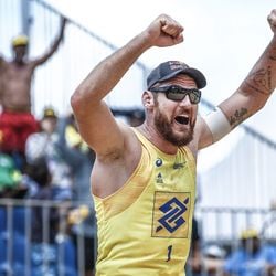 Filipe Souza, Victor Gregório e Vinícius Lima recebem o jogador de vôlei de praia que acumula duas medalhas olímpicas e dezenas de títulos