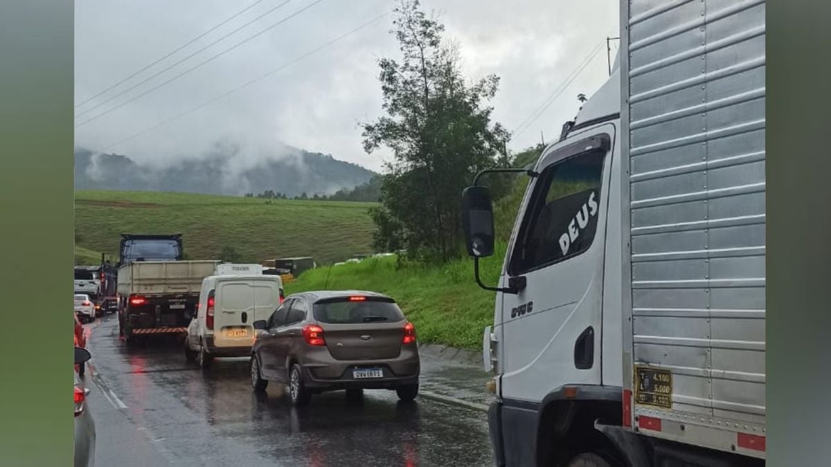 Acidente causou lentidão no trânsito da BR 101, em Ibiraçu, na manhã desta sexta (23)