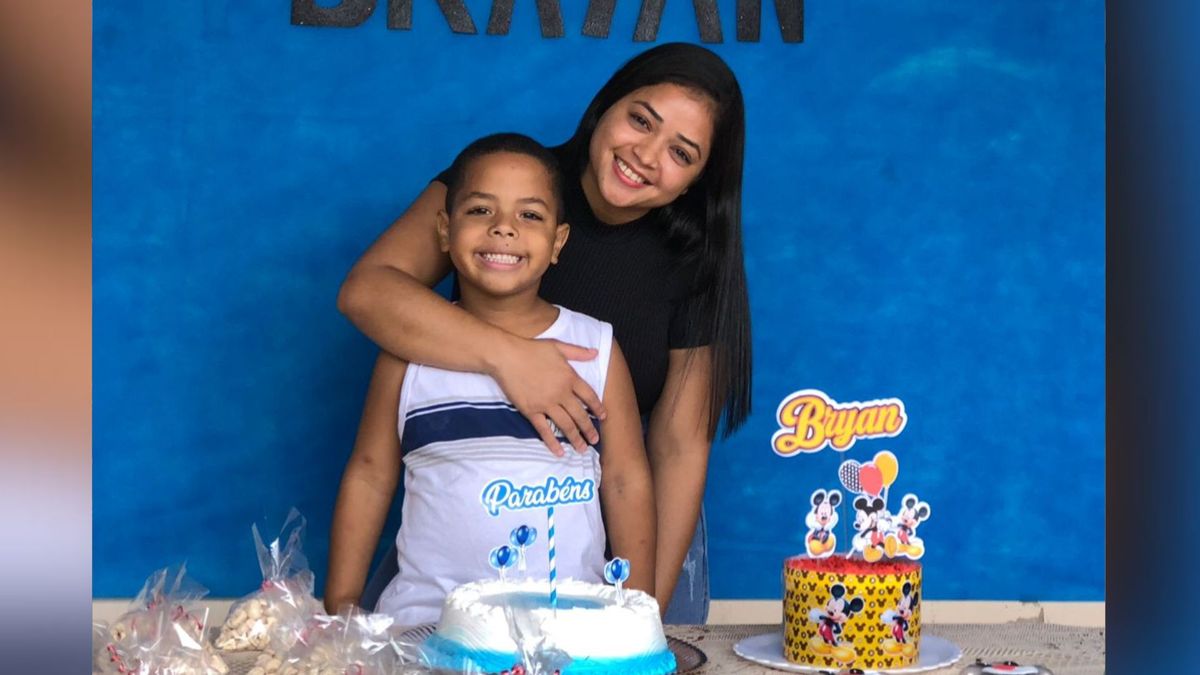 Brayan, vítima da dengue, ao lado da irmã em uma festa de aniversário