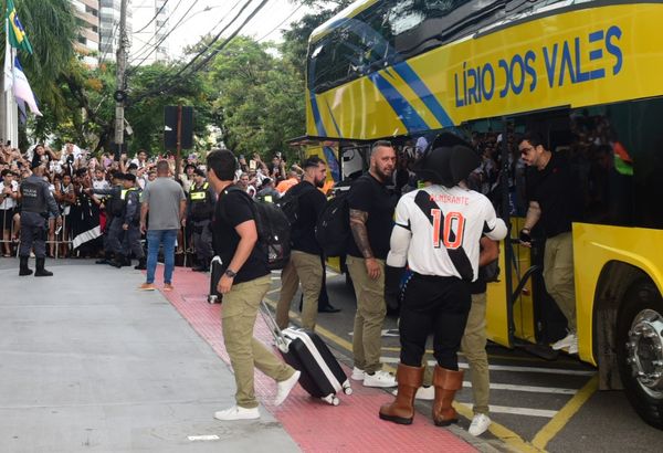 Chegada da delegação do Vasco ao Espírito Santo por Carlos Alberto Silva