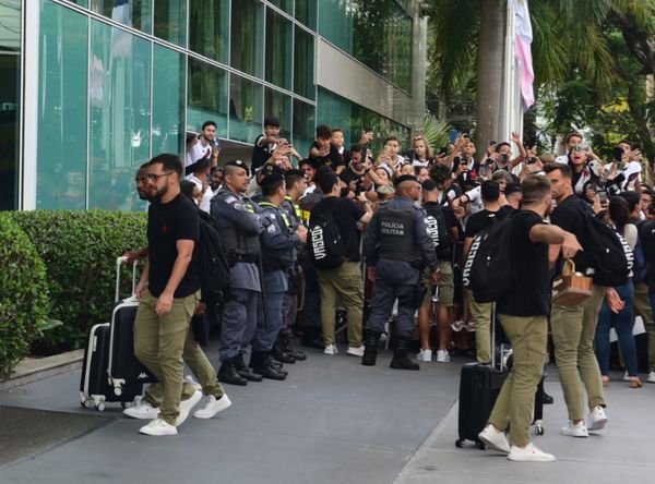 Chegada da delegação do Vasco ao Espírito Santo por Carlos Alberto Silva