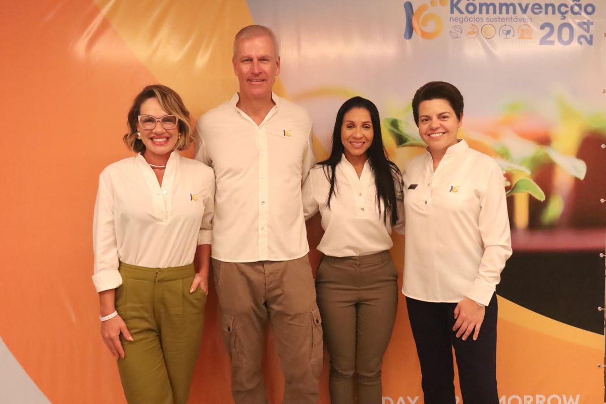 Roberta está com Peter Mrosik - CEO do grupo Profine / Kommerling, Priscila Hack - Diretora Arbor e Tonia Lima - CEO Profine Brasil.
