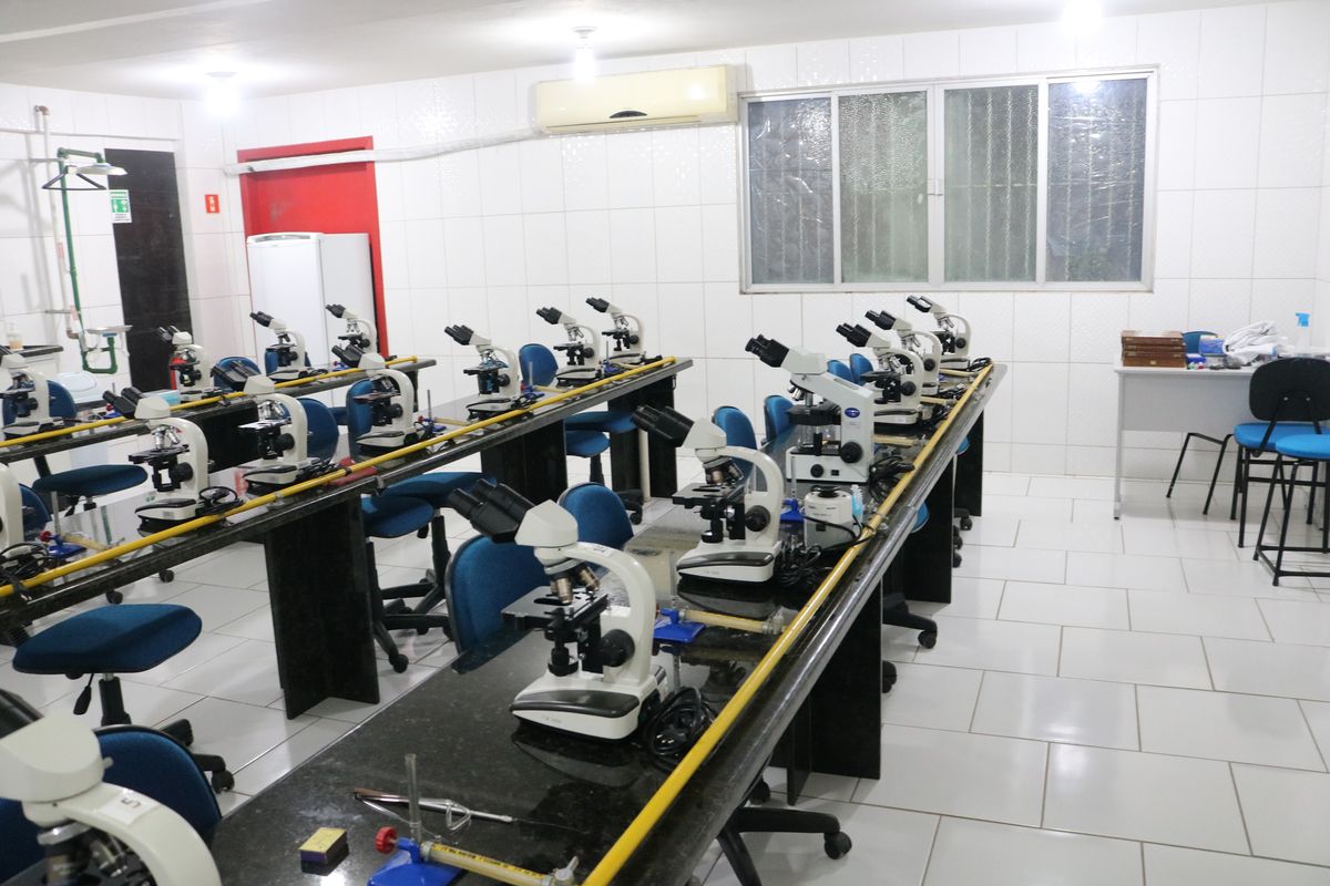 Laboratório de Microbiologia por Univc/Divulgação