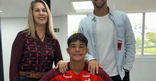 Jogador de 14 anos, que é goleiro,  joga no time paranaense desde o ano passado