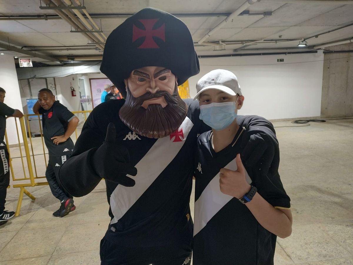 Arthur Pelegrini e mascote do Vasco em partida no Kleber Andrade