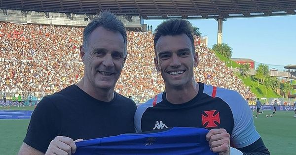 Ex-goleiro do Cruz-Maltino e da Seleção Brasileiro, o capixaba recebeu uma camisa com o seu nome das mãos de Léo Jardim antes da partida do Vasco contra o Volta Redonda