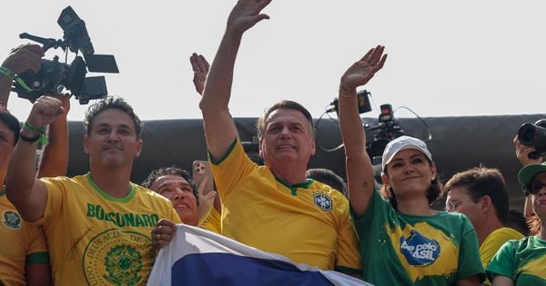 Ex-primeira-dama abriu o ato deste domingo (25) em defesa de seu marido, o ex-presidente Jair Bolsonaro, com uma oração coletiva