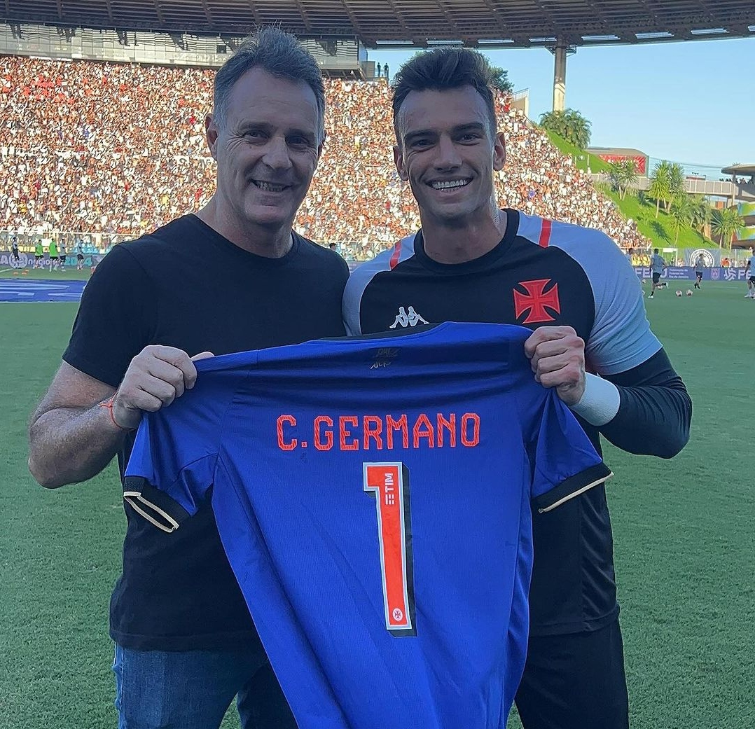 Ex-goleiro do Cruz-Maltino e da Seleção Brasileiro, o capixaba recebeu uma camisa com o seu nome das mãos de Léo Jardim antes da partida do Vasco contra o Volta Redonda