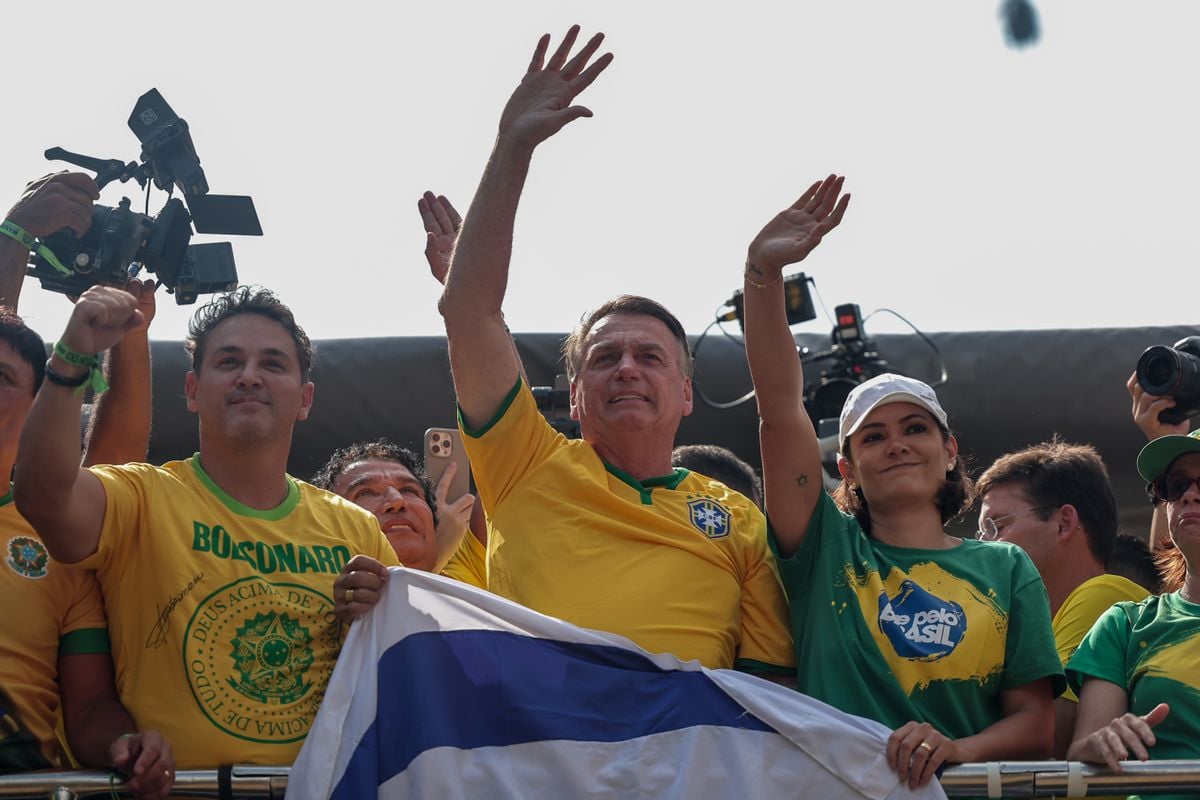 Jair Bolsonaro (PL) e Michelle Bolsonaro durante manifestação na Avenida Paulista, em apoio ao ex-presidente convocada por ele mesmo neste domingo (25) 
