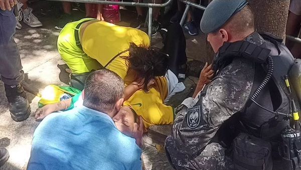 Mulher foi socorrida após cair de uma árvore durante ato convocado pelo ex-presidente Jair Bolsonaro (PL), neste domingo (25) na Avenida Paulista