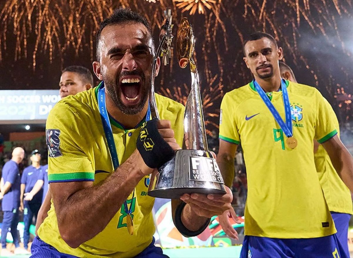 O capixaba Bruno Xavier comemora o hexacampeonato mundial do Brasil no futebol de areia