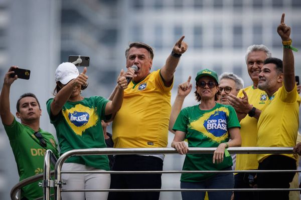  Ex-presidente Jair Bolsonaro (PL) discursa em ato na Avenida Paulista ao lado de Michelle Bolsonaro.