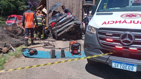 Um acidente envolvendo uma carreta e um carro deixou duas pessoas feridas na tarde desta segunda-feira (26) em Marechal Floriano