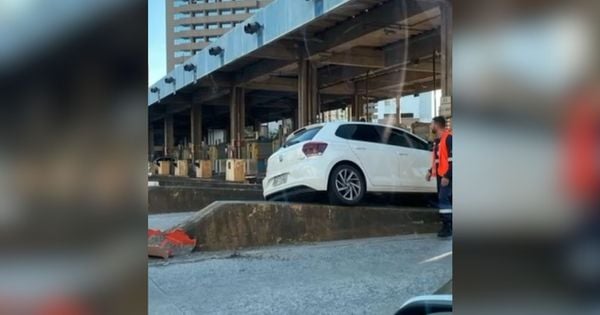 Imagens feitas no local logo após a batida mostram que o carro ficou suspenso pelo concreto. O motorista é professor e estava a caminho do trabalho
