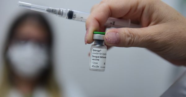 Além de vender medicações, os estabelecimentos começam a oferecer pequenos atendimentos, aplicação de injeções, exames médicos e até vacinas
